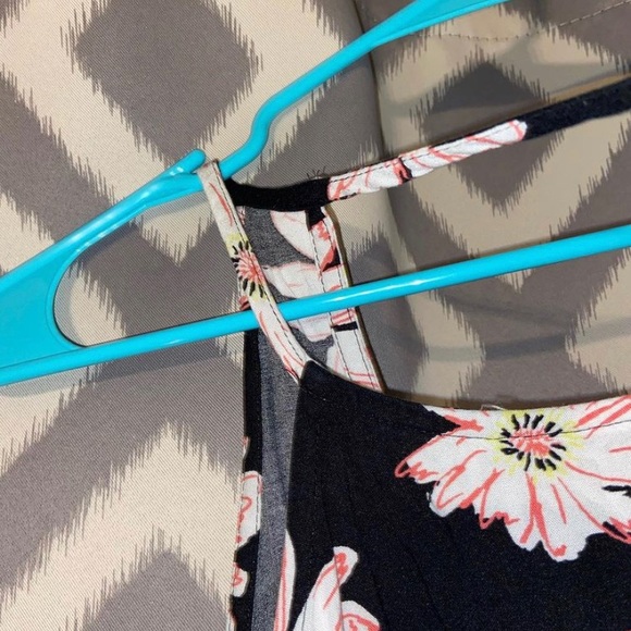 daisy patterned romper w pockets - Picture 3 of 4